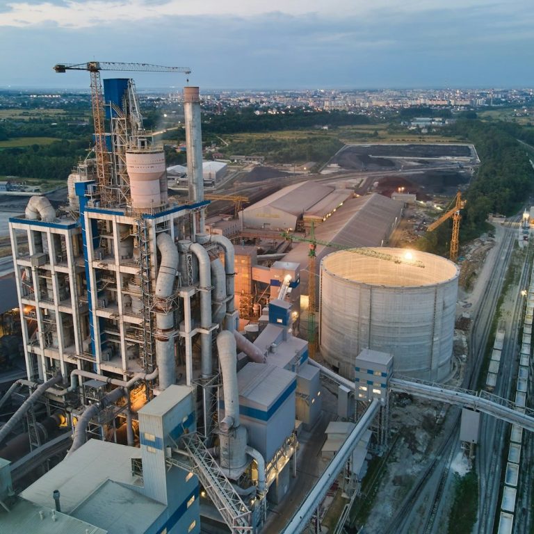 Luftaufnahme einer modernen Industrieanlage.